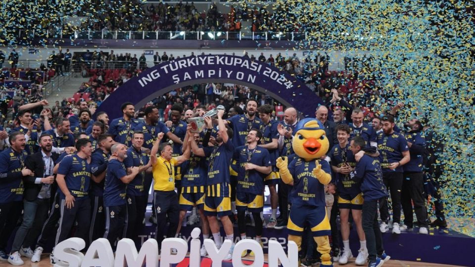 Fenerbahçe Beko kupasını aldı